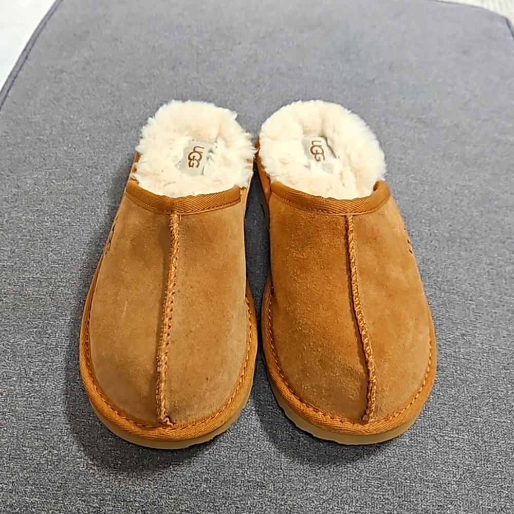 UGG Girls sz 1  Barely Used slides